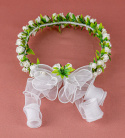 Wianek komunijny dziewczęcy z białych piankowych różyczek z zielonymi listkami, perełkami oraz z szyfonową kokardą - MODA SANOK