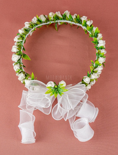 Wianek komunijny dziewczęcy z białych piankowych różyczek z zielonymi listkami, perełkami oraz z szyfonową kokardą - MODA SANOK
