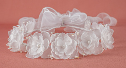 Wianek komunijny dziewczęcy z białymi szyfonowymi kwiatuszkami i perełkami oraz szyfonową wstążką -  MODA SANOK