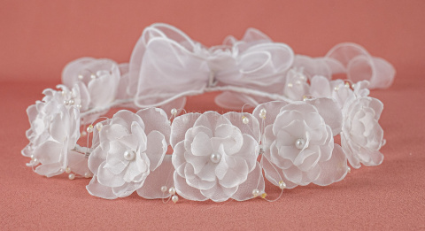 Wianek komunijny dziewczęcy z białymi szyfonowymi kwiatuszkami i perełkami oraz szyfonową wstążką -  MODA SANOK