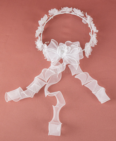 Wianek komunijny dziewczęcy z białymi szyfonowymi kwiatuszkami i perełkami oraz szyfonową wstążką -  MODA SANOK