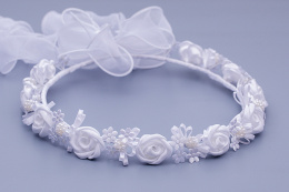 Wianek komunijny klasyczny z białych różyczek i atłasowych kwiatuszków oraz perełek - MODA SANOK