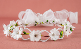 Wianek komunijny subtelny, delikatny z białymi kwiatuszkami z cyrkonią oraz z szyfonową wstążką - MODA SANOK