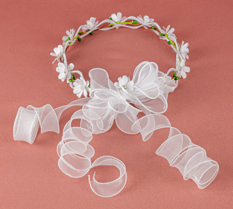 Wianek komunijny subtelny, delikatny z białymi kwiatuszkami z cyrkonią oraz z szyfonową wstążką - MODA SANOK