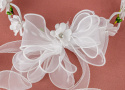 Wianek komunijny subtelny, delikatny z białymi kwiatuszkami z cyrkonią oraz z szyfonową wstążką - MODA SANOK