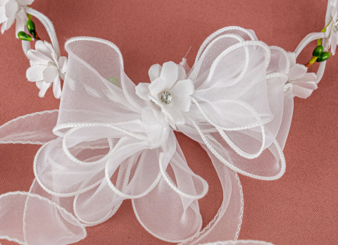 Wianek komunijny subtelny, delikatny z białymi kwiatuszkami z cyrkonią oraz z szyfonową wstążką - MODA SANOK