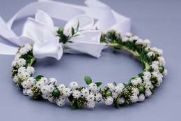 Wianek komunijny z białej gipsówki i zielonymi dodatkami oraz z satynową kokardą MODA SANOK