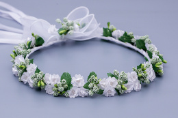 Wianek komunijny z białych drobnych kwiatuszków z dodatkiem zieleni oraz z szyfonową kokardą - MODA SANOK