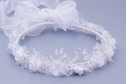 Wianek komunijny z białych kwiatuszków i  kryształków oraz z organtynową kokardą - MODA SANOK