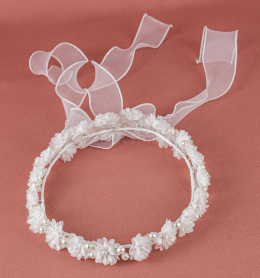 Wianek komunijny z białych ręcznie szytych kwiatków bogato zdobiony perełkami oraz z szyfonową kokardą - MODA SANOK