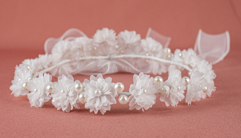 Wianek komunijny z białych ręcznie szytych kwiatków bogato zdobiony perełkami oraz z szyfonową kokardą - MODA SANOK