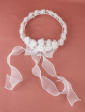Wianek komunijny z białych ręcznie szytych kwiatków bogato zdobiony perełkami oraz z szyfonową kokardą - MODA SANOK