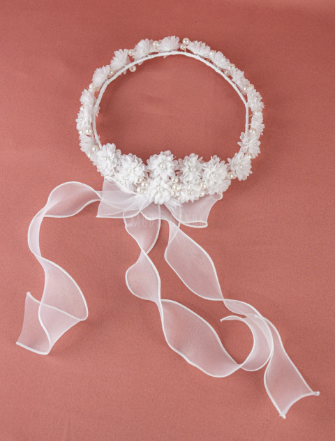 Wianek komunijny z białych ręcznie szytych kwiatków bogato zdobiony perełkami oraz z szyfonową kokardą - MODA SANOK