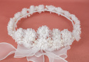 Wianek komunijny z białych ręcznie szytych kwiatków bogato zdobiony perełkami oraz z szyfonową kokardą - MODA SANOK