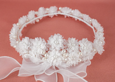 Wianek komunijny z białych ręcznie szytych kwiatków bogato zdobiony perełkami oraz z szyfonową kokardą - MODA SANOK