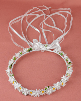 Wianek komunijny z delikatnych białych sztucznych stokrotek z dodatkiem zieleni - MODA SANOK