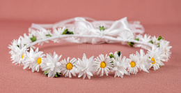 Wianek komunijny z delikatnych białych sztucznych stokrotek z dodatkiem zieleni - MODA SANOK