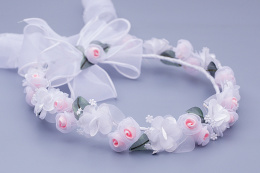 Wianek komunijny z delikatnych kwiatów róży z organtyny i małych atłasowych kwiatuszków z dodatkiem zieleni - MODA SANOK