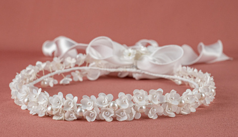 Wianek komunijny z drobnych delikatnych białych kwiatuszków i perełek oraz satynową wstążką -  MODA SANOK