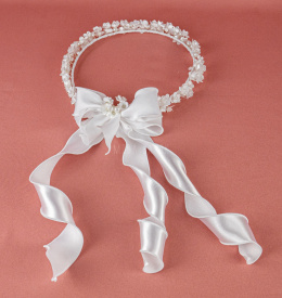 Wianek komunijny z drobnych delikatnych białych kwiatuszków i perełek oraz satynową wstążką -  MODA SANOK