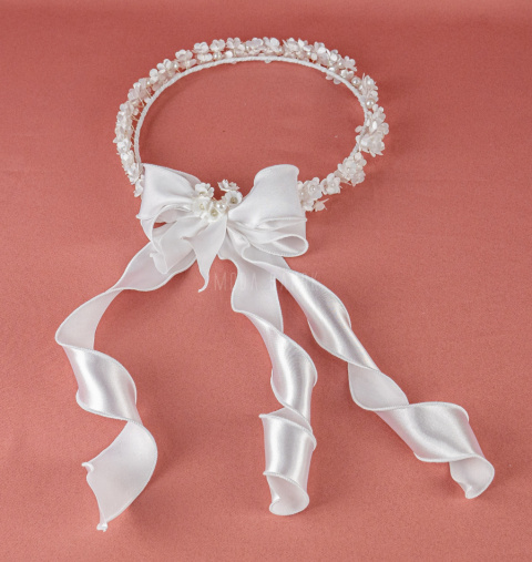 Wianek komunijny z drobnych delikatnych białych kwiatuszków i perełek oraz satynową wstążką -  MODA SANOK