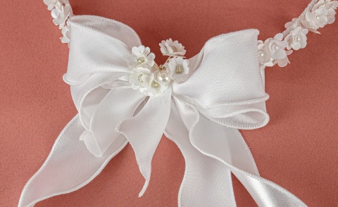 Wianek komunijny z drobnych delikatnych białych kwiatuszków i perełek oraz satynową wstążką -  MODA SANOK