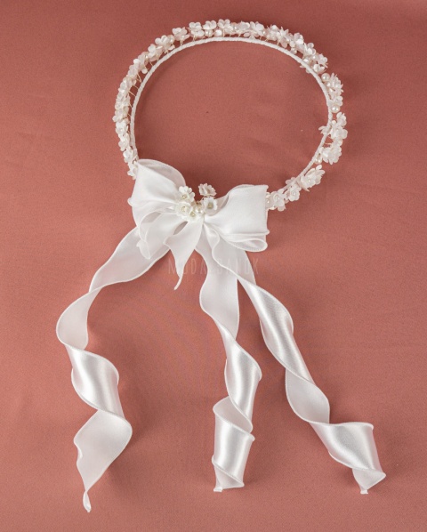 Wianek komunijny z drobnych delikatnych białych kwiatuszków i perełek oraz satynową wstążką -  MODA SANOK