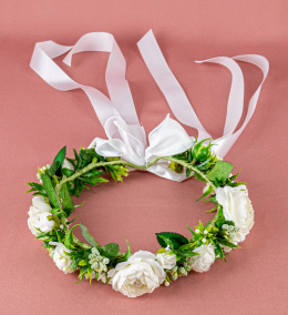 Wianek komunijny ze sztucznych białych różyczek z dodatkiem zieleni i z satynową wstążką -  MODA SANOK