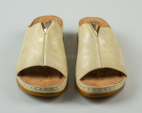 Wygodne eleganckie damskie klapki na lekkim koturnie, w kolorze złotym Evento - MODA SANOK