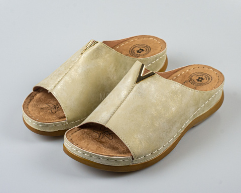 Wygodne eleganckie damskie klapki na lekkim koturnie, w kolorze złotym Evento - MODA SANOK