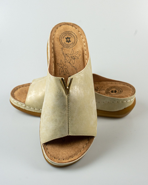 Wygodne eleganckie damskie klapki na lekkim koturnie, w kolorze złotym Evento - MODA SANOK