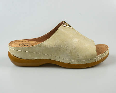 Wygodne eleganckie damskie klapki na lekkim koturnie, w kolorze złotym Evento - MODA SANOK