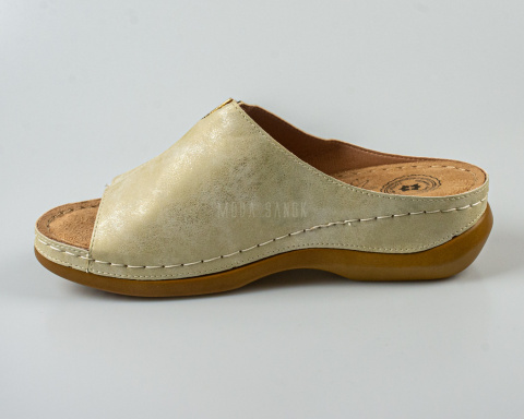 Wygodne eleganckie damskie klapki na lekkim koturnie, w kolorze złotym Evento - MODA SANOK