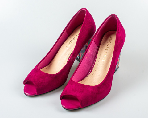 Zamszowe eleganckie fuksjowe półbuty damskie z odkrytym palcem , na ozdobnym słupkowym obcasie Sergio Leone - MODA SANOK