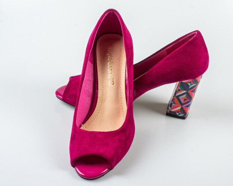 Zamszowe eleganckie fuksjowe półbuty damskie z odkrytym palcem , na ozdobnym słupkowym obcasie Sergio Leone - MODA SANOK