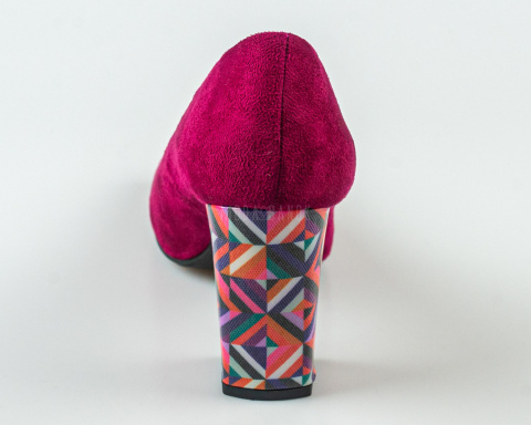 Zamszowe eleganckie fuksjowe półbuty damskie z odkrytym palcem , na ozdobnym słupkowym obcasie Sergio Leone - MODA SANOK