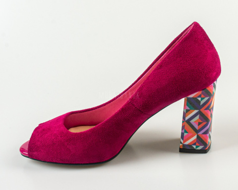 Zamszowe eleganckie fuksjowe półbuty damskie z odkrytym palcem , na ozdobnym słupkowym obcasie Sergio Leone - MODA SANOK