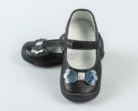 Balerinki dziewczęce czarne z kokardką pokryte połyskującym brokatem KORNECKI - MODA SANOK