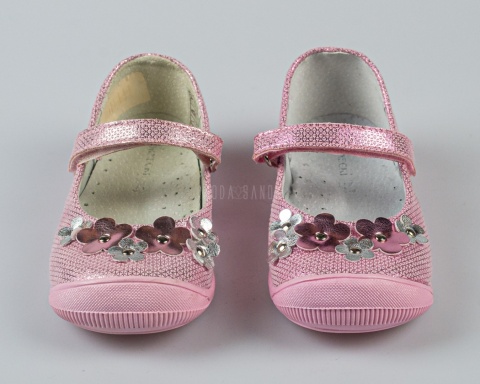 Balerinki dziewczęce różowe błyszczące z ozdobnymi kwiatkami KORNECKI - MODA SANOK