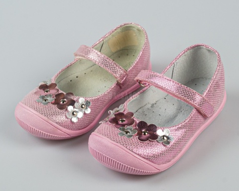 Balerinki dziewczęce różowe błyszczące z ozdobnymi kwiatkami KORNECKI - MODA SANOK