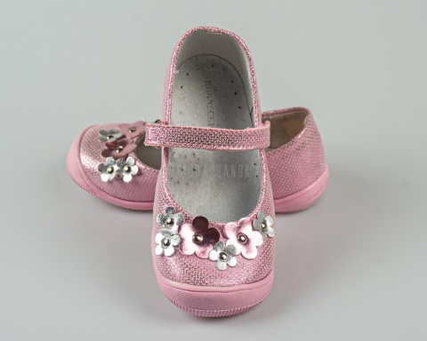Balerinki dziewczęce różowe błyszczące z ozdobnymi kwiatkami KORNECKI - MODA SANOK