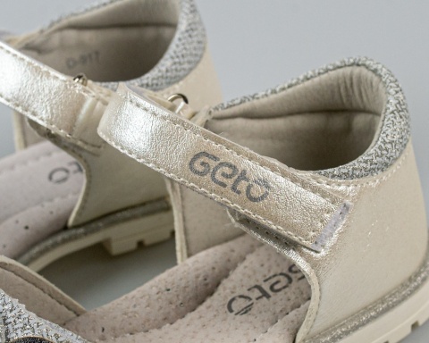 Srebrne sandały dziewczęce z zabudowaną piętą GELTEO - MODA SANOK