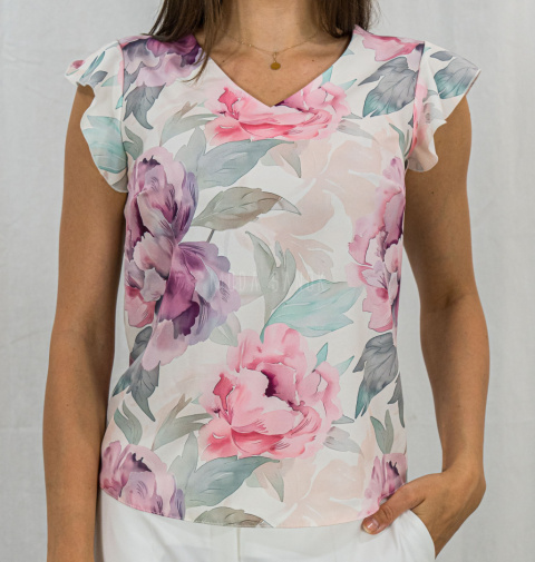 Bluzka damska w kolorowe kwiaty z krótkim falbankowym rękawem i dekoltem w literkę V - MADEX - MODA SANOK