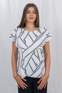 Damska bluzka w kolorze białym z czarnym wzorem, krótkim rękawem oraz okrągłym dekoltem CARLO - MODA SANOK