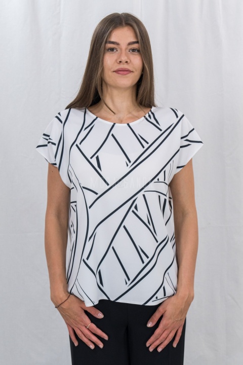 Damska bluzka w kolorze białym z czarnym wzorem, krótkim rękawem oraz okrągłym dekoltem CARLO - MODA SANOK