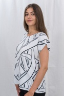 Damska bluzka w kolorze białym z czarnym wzorem, krótkim rękawem oraz okrągłym dekoltem CARLO - MODA SANOK