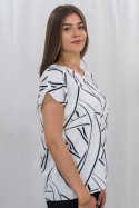 Damska bluzka w kolorze białym z czarnym wzorem, krótkim rękawem oraz okrągłym dekoltem CARLO - MODA SANOK