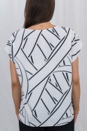 Damska bluzka w kolorze białym z czarnym wzorem, krótkim rękawem oraz okrągłym dekoltem CARLO - MODA SANOK