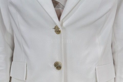 Elegancka klasyczna damska marynarka w kolorze białym zapinana na dwa guziki MTM - MODA SANOK