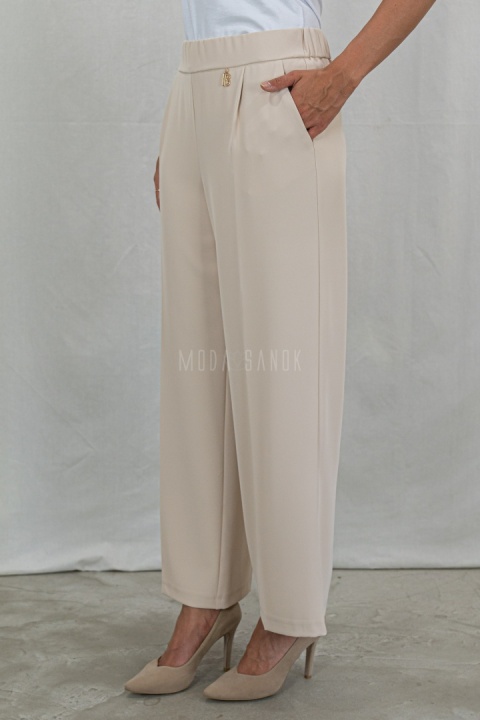 Eleganckie jasno beżowe spodnie damskie BARTON proste lejące w kant z gumą w pasie - MODA SANOK
